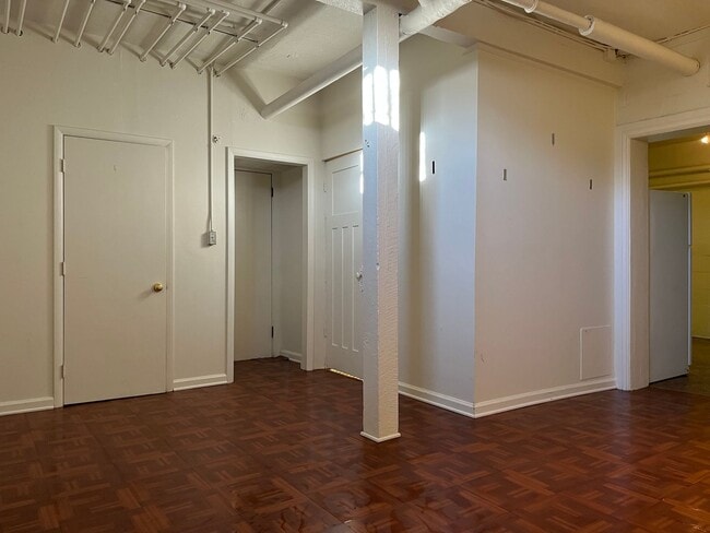 Building Photo - Large Affordable Basement Apartment