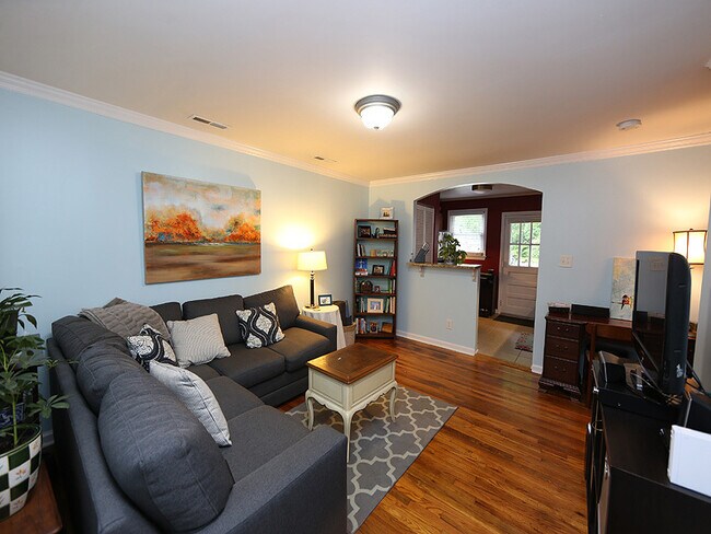 Building Photo - Two Bedroom Cottage Inside the Beltline