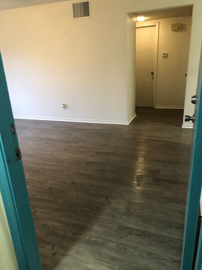 Entrance to Apartment - 515 Laurel St