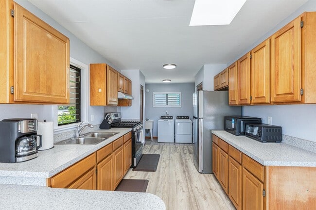 Building Photo - Unfurnished 2 bedroom, 1 bath home in quiet Lihue neighborhood, with views!