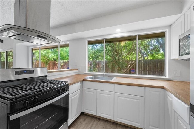 Foto del edificio - 7505 Shadywood Dr