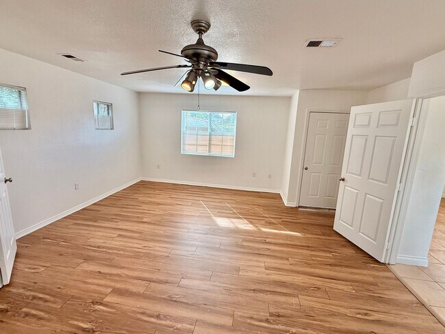 Foto del edificio - COMING SOON! Spacious 4 Bedroom, 3 Bathroom Home with Driveway