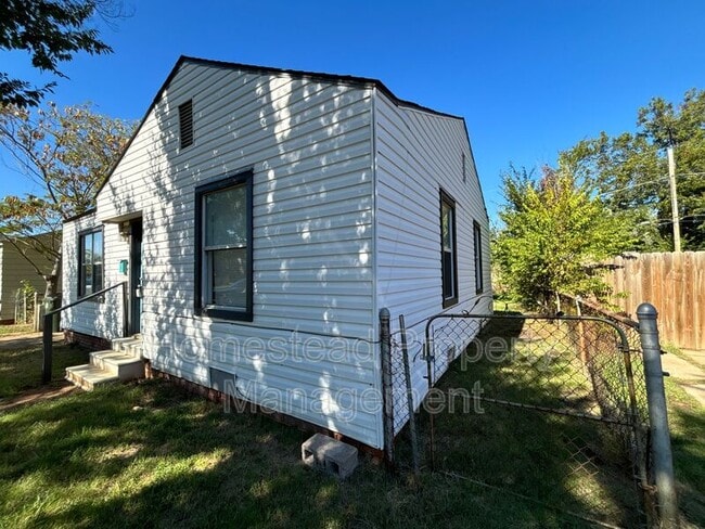 Photo - 305 E Jacobs Dr House