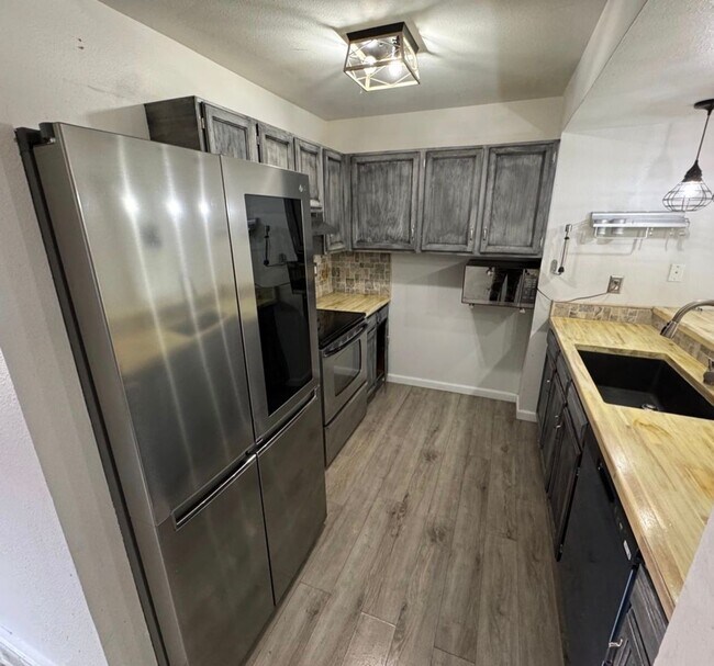 Foto del edificio - 3 BED 2 BATH TOWNHOME CENTRALLY LOCATED IN COLORADO SPRINGS!!!