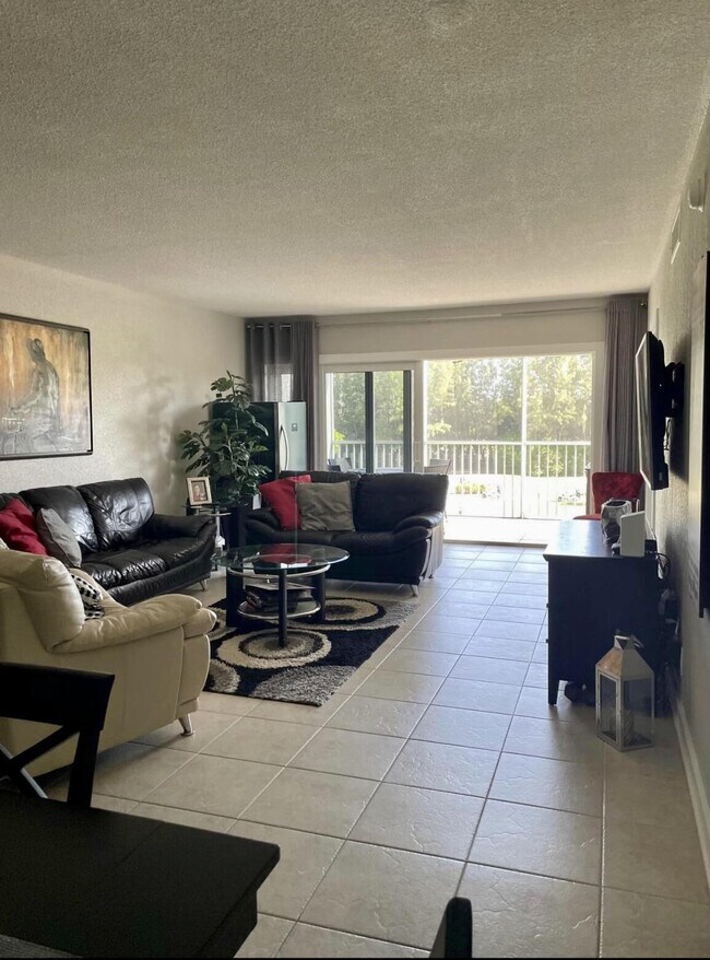 Foto del edificio - 3250 N Palm Aire Dr