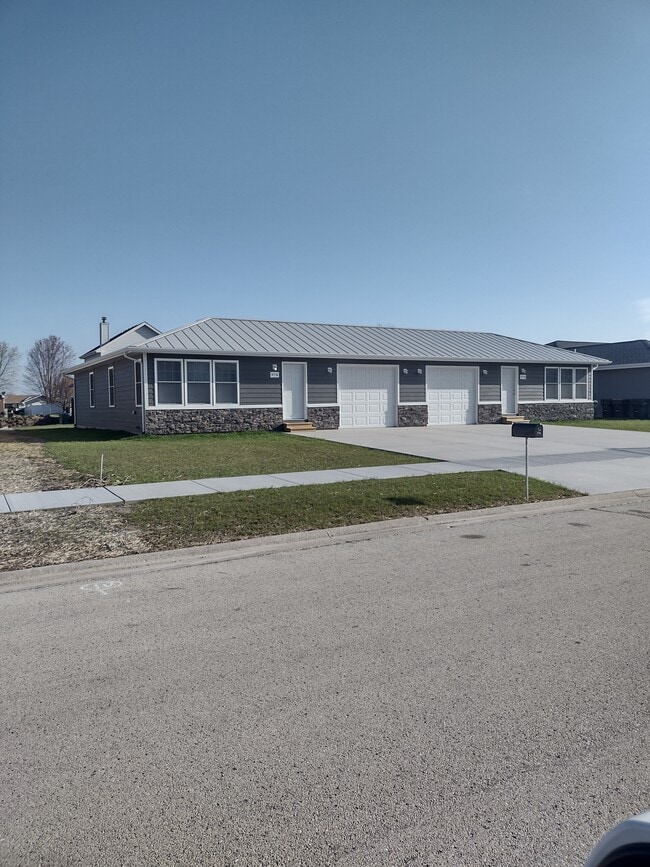 Building Photo - 1036 W Bergera Rd