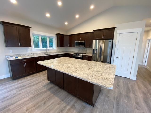 Building Photo - 2105 Dellesta Dr