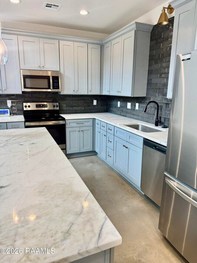 Building Photo - 512 Highland Oaks Ln