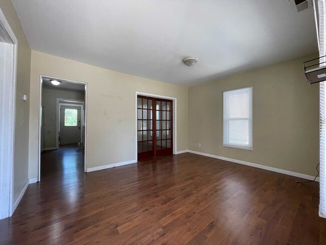 Building Photo - 2 bed, 1 bath with fenced in yard
