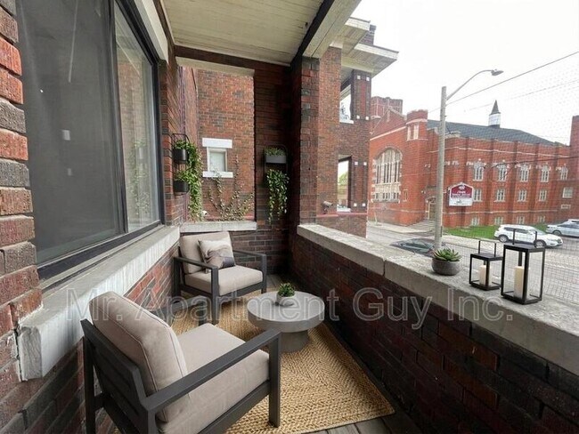 Building Photo - 827 Main St E