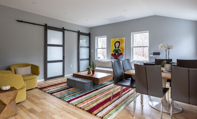 Foto del edificio - 136 Topsfield Rd