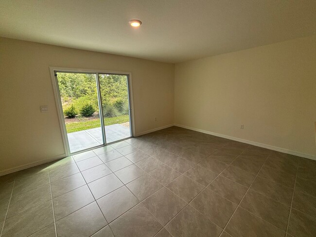 Building Photo - Amazing Location! Town House with Garage I...
