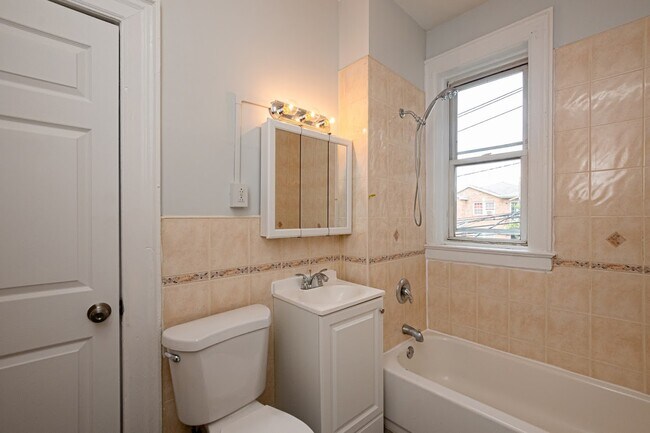 Building Photo - 727 S 13th St