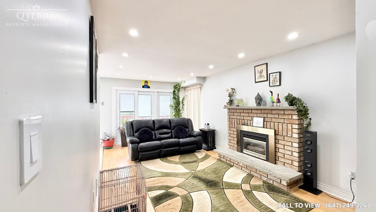 Photo principale - 1-15 Lord Simcoe Dr