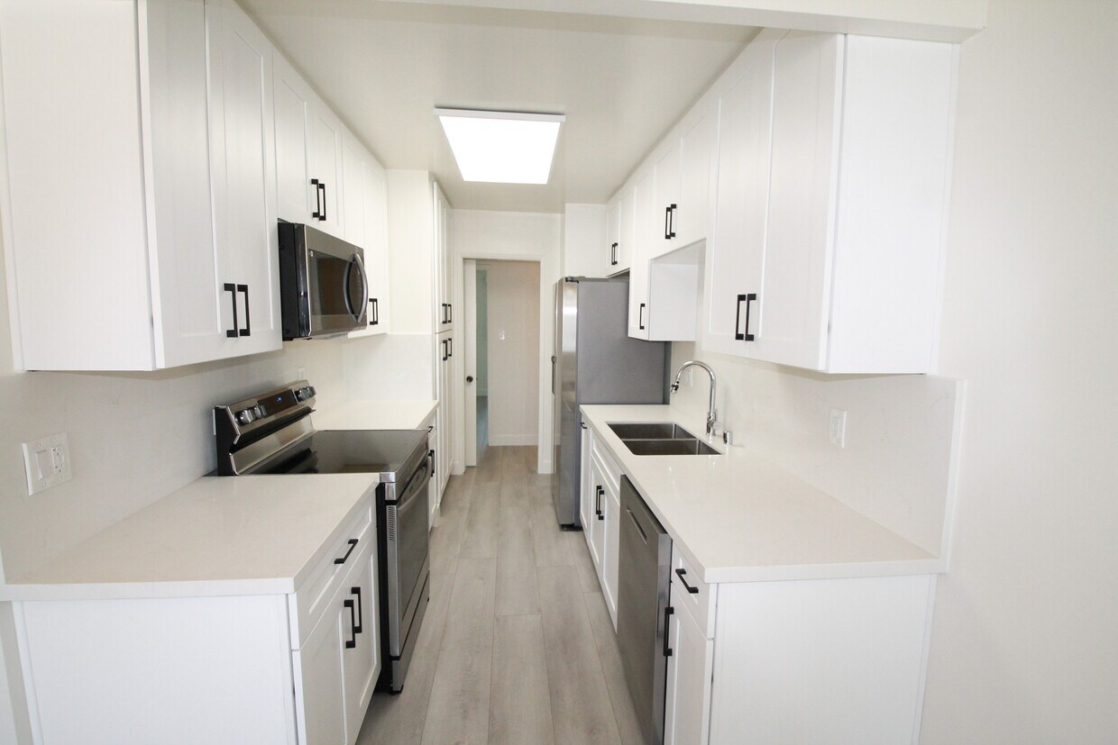 Primary Photo - 309 S Doheny Dr