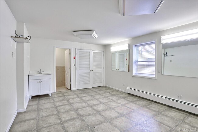 Foto del edificio - 160 Saddle River Rd