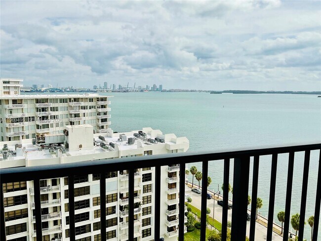 Building Photo - 1450 Brickell Bay Dr
