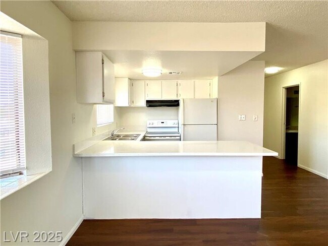 Foto del edificio - 2 Bed 2 Bth condo unit close to UNLV-***2 WEEKS FREE***