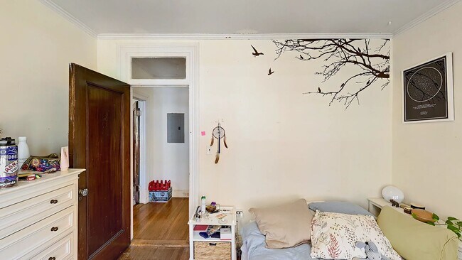 Building Photo - 2-Bed Split with Heat and Hot Water Includ...