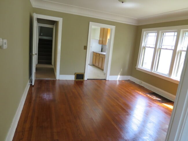 Building Photo - Spacious and bright 7 bedrooms 2.5 baths h...