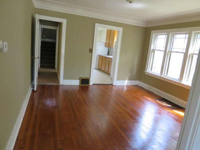 Foto del edificio - Spacious and bright 7 bedrooms 2.5 baths h...