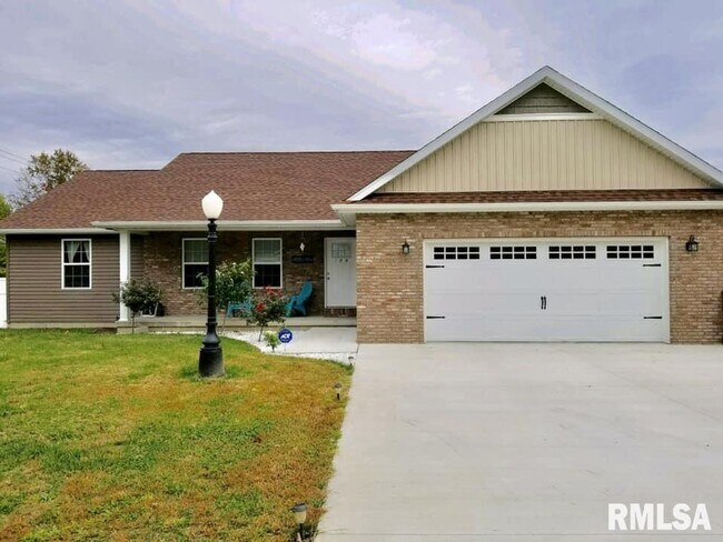 Building Photo - 100 Twin Lakes Rd