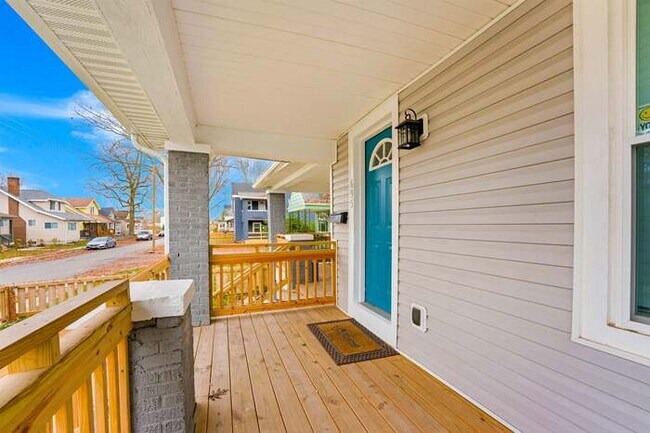 Building Photo - 695 Reinhard Ave