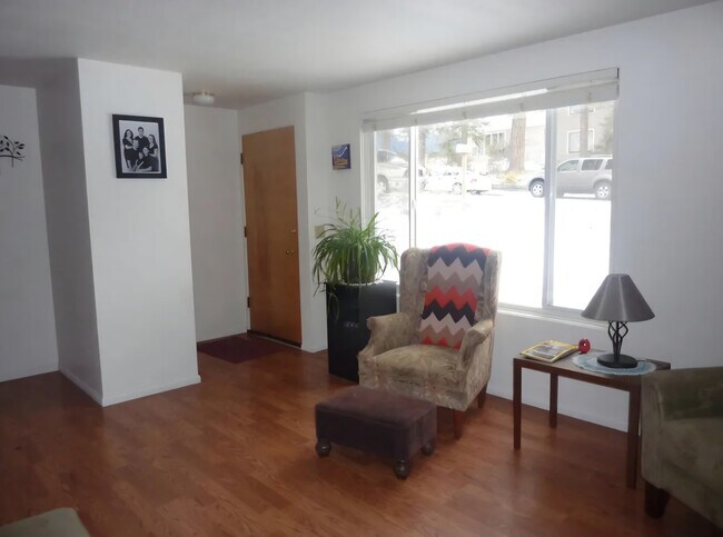 Foto del edificio - 317 NW Webb St