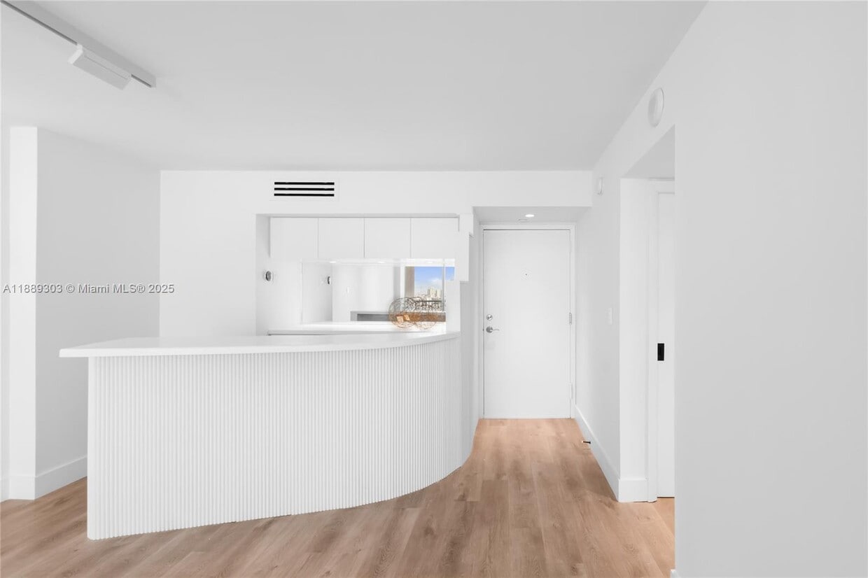 Foto principal - 2655 Collins Ave