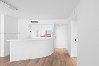Building Photo - 2655 Collins Ave