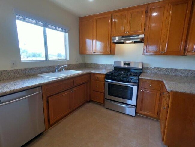 Building Photo - 2 bedroom in Canoga Park CA 91304