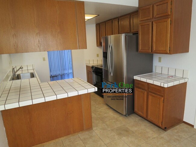 Foto del edificio - Large Town House Now Available in Martinez!