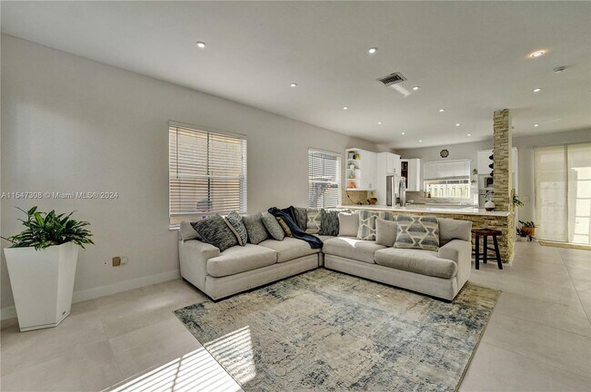 Foto del edificio - 10120 NW 6th St