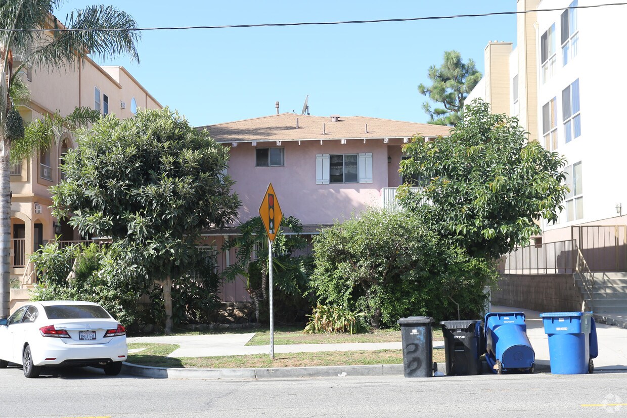Primary Photo - 1715 S Barrington Ave