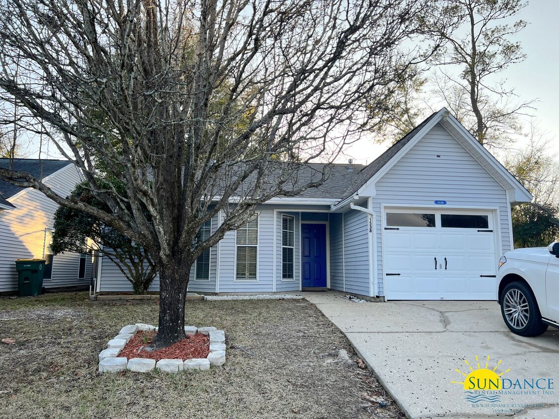 Primary Photo - Beautiful Blue Pine Village home with Comm...