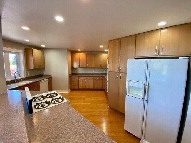 Building Photo - 7950 W Golf Course Dr