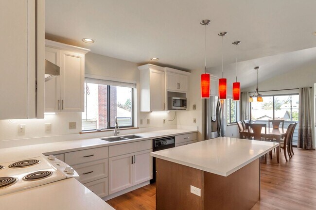 Foto del edificio - Sun-filled 3-bedroom, 3-bathroom single-fa...