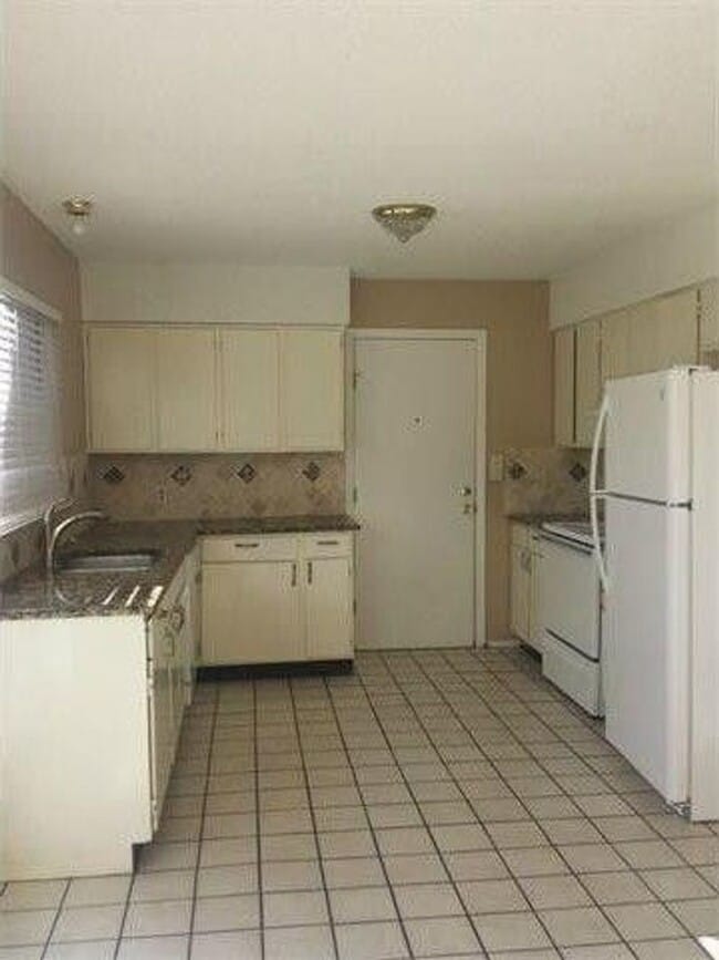 Building Photo - 3/1.5 Townhouse in Great location