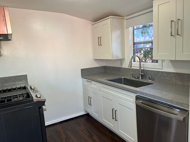 Building Photo - Charming Anaheim Cottage