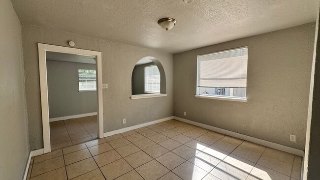 Building Photo - Large, spacious 5/2! Separate living dinin...