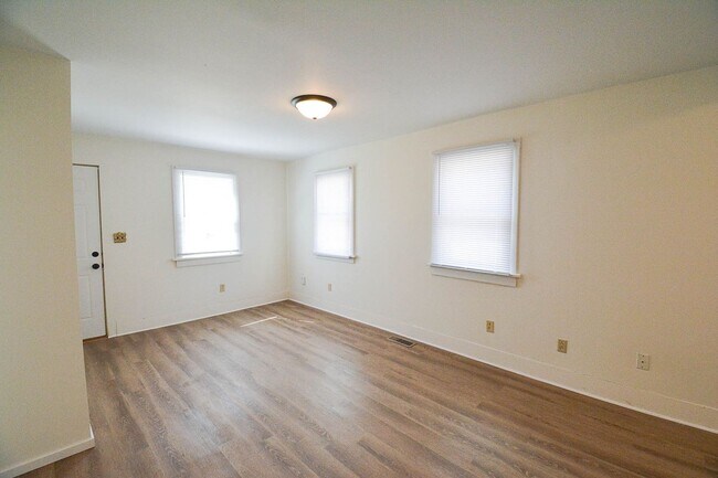 Building Photo - Bright & updated 2br Uptown home w/garage!