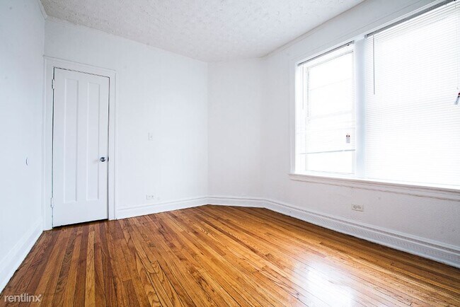 Foto del edificio - 1 br, 1 bath Apartment - 1108 E 82nd St