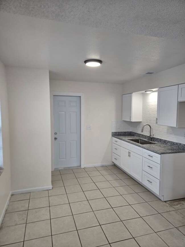Building Photo - 2 BEDROOM, 1 BATH APARTMENT HOME - PINELLAS PARK