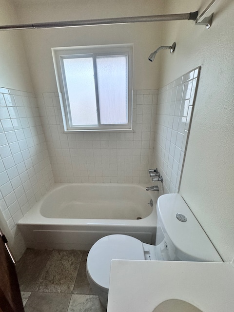 Bath tub/shower - 623 W Brookside St