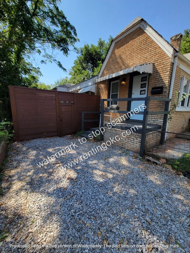 Building Photo - Cute all electric duplex ready to go!