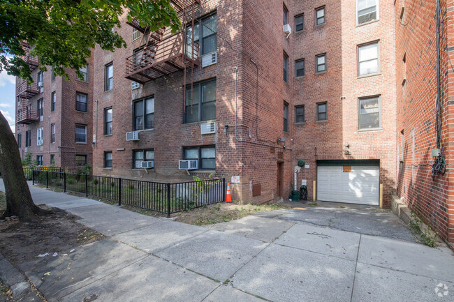 Building Photo - 9711 63rd Dr