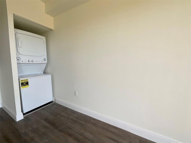 Foto del edificio - 7707 NW 7th St