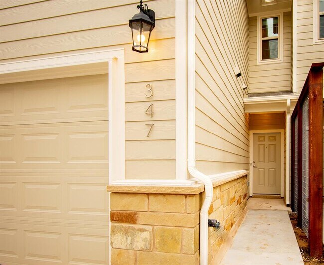 Building Photo - 347 Madison Oaks Ave
