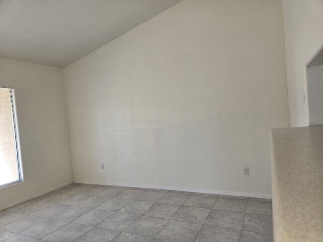 Foto del edificio - NW Areas. Condo Unit Upstairs