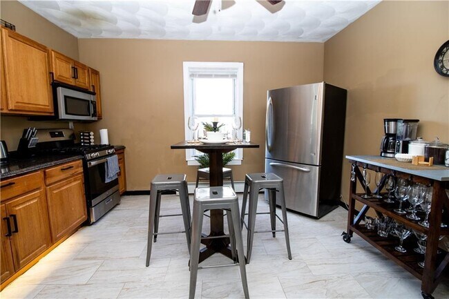 kitchen - 204 River Ave